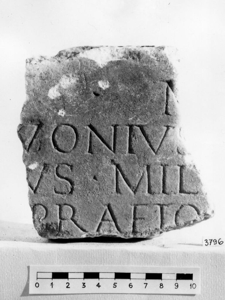 lastra iscritta opistografa (non determinabile)