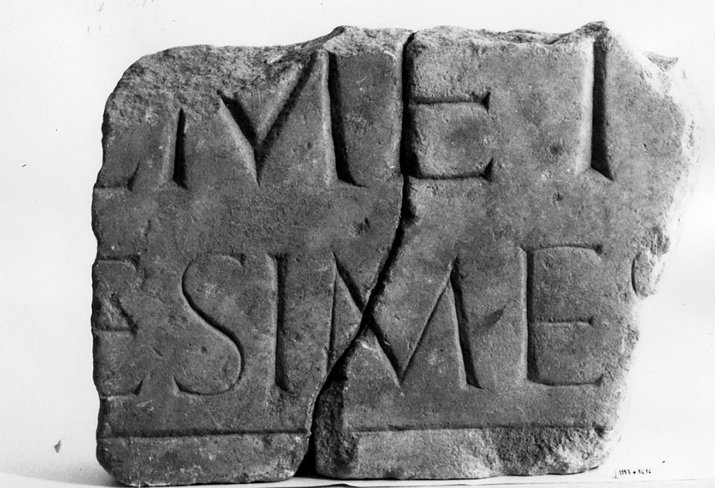 lastra iscritta (non determinabile)