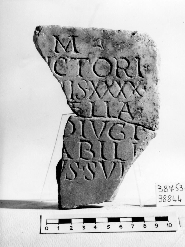 lastra iscritta (non determinabile)