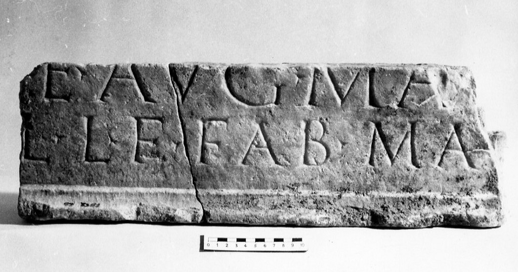 lastra iscritta (non determinabile)