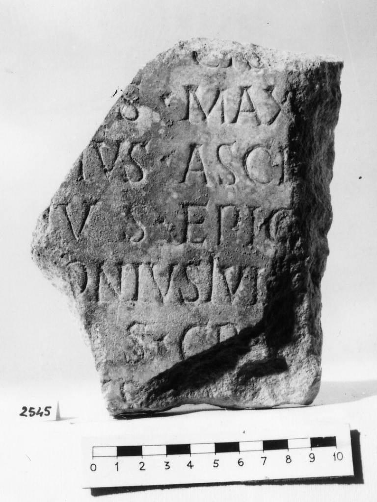 lastra iscritta (non determinabile)