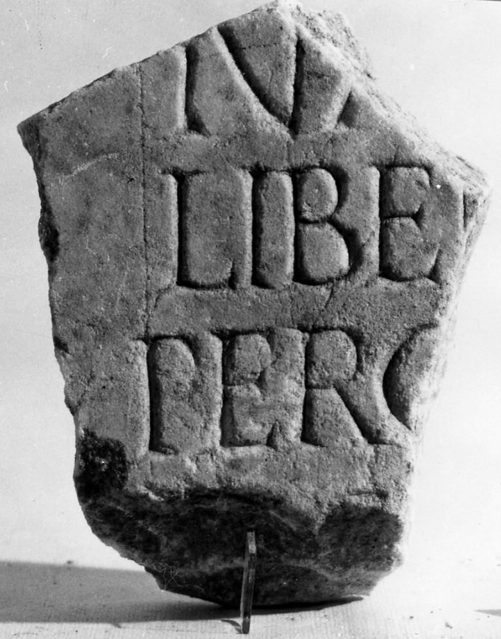 lastra iscritta (non determinabile)