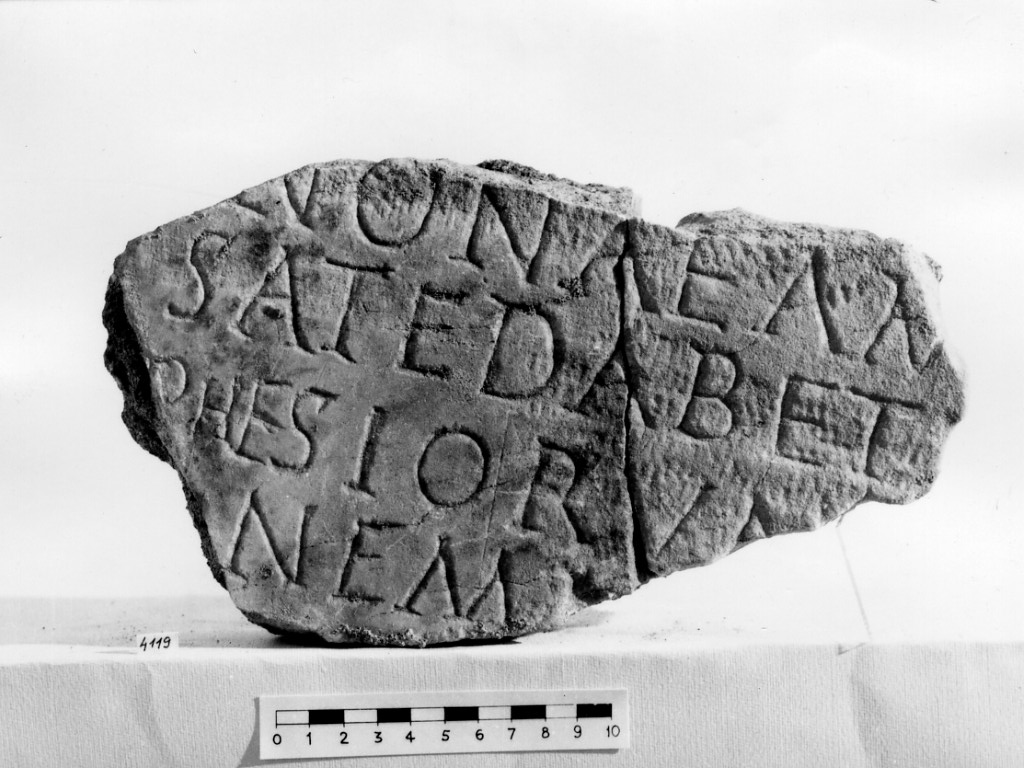 lastra iscritta (non determinabile)