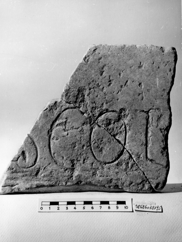 lastra iscritta (non determinabile)