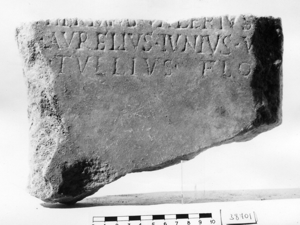 lastra iscritta (non determinabile)