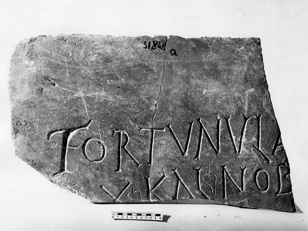 lastra iscritta (non determinabile)