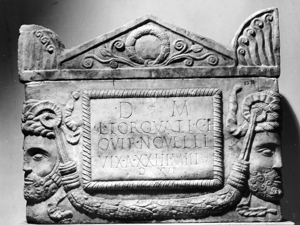 urna, di L. Torquatus Novellus (sec. II d.C)
