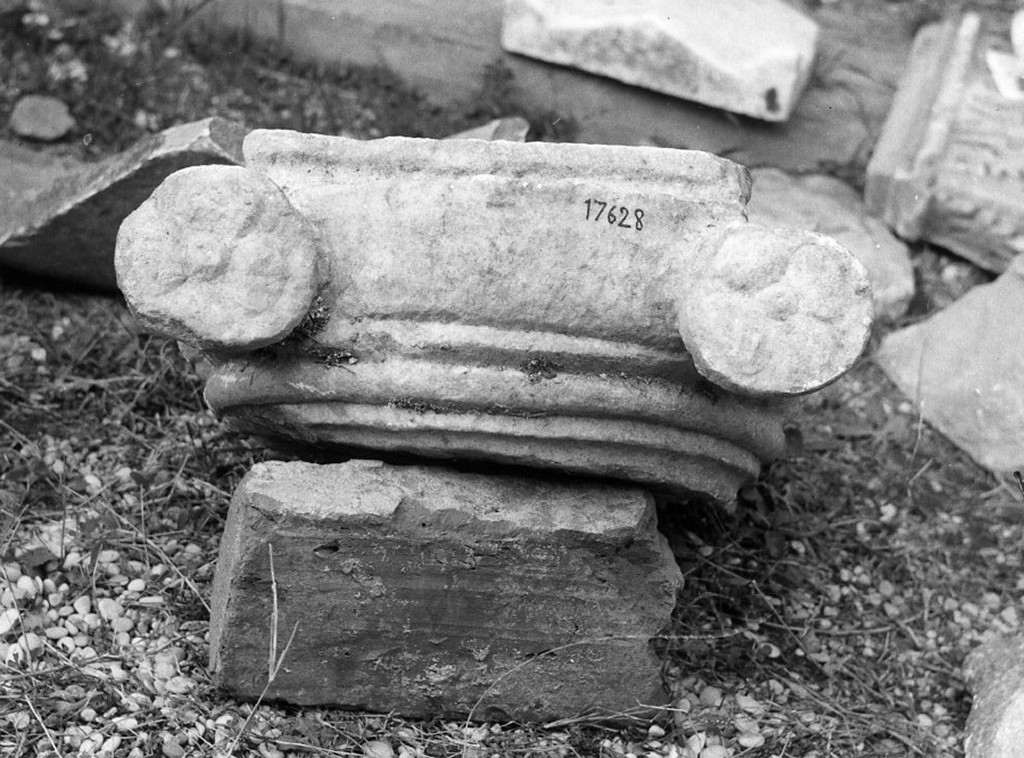capitello ionico (seconda metà sec. IV d.C)