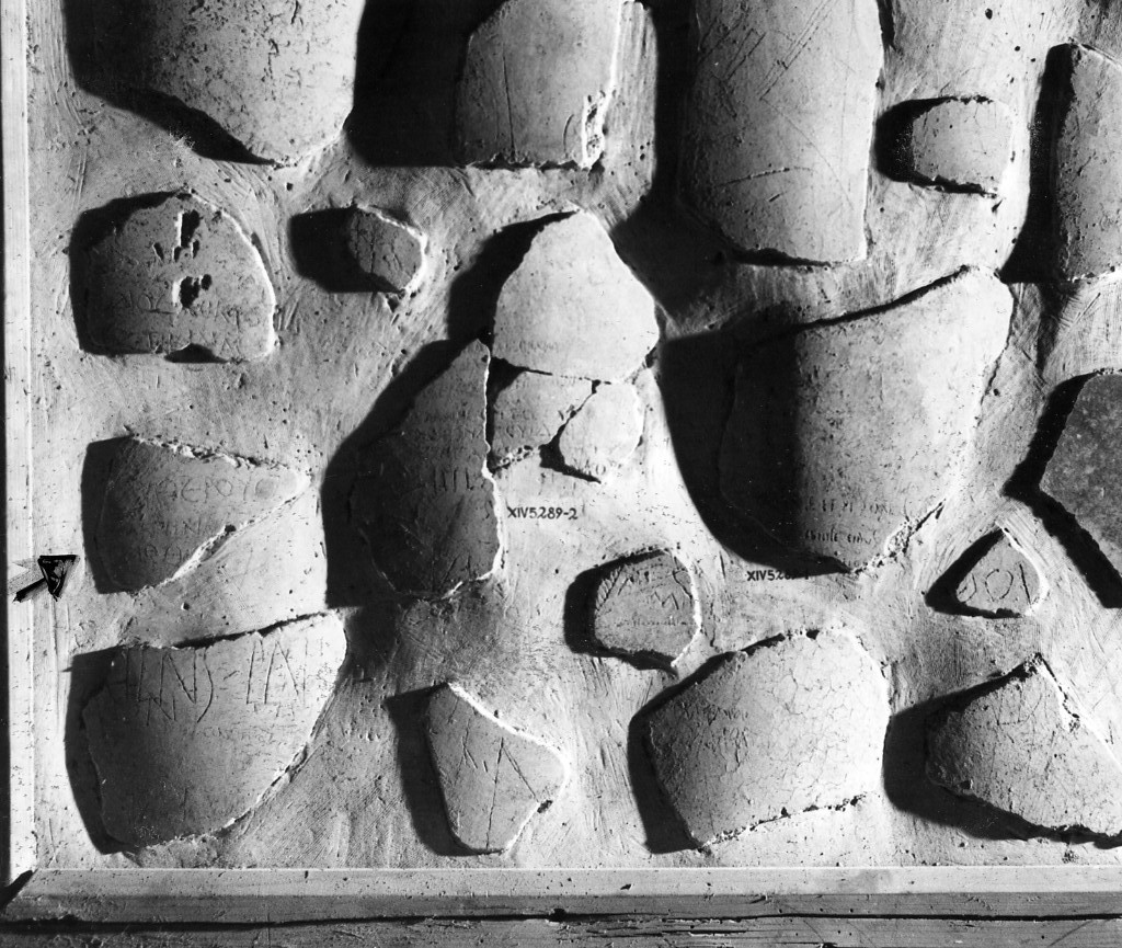 rivestimento parietale con graffito (secc. I d.C.-II d.C)