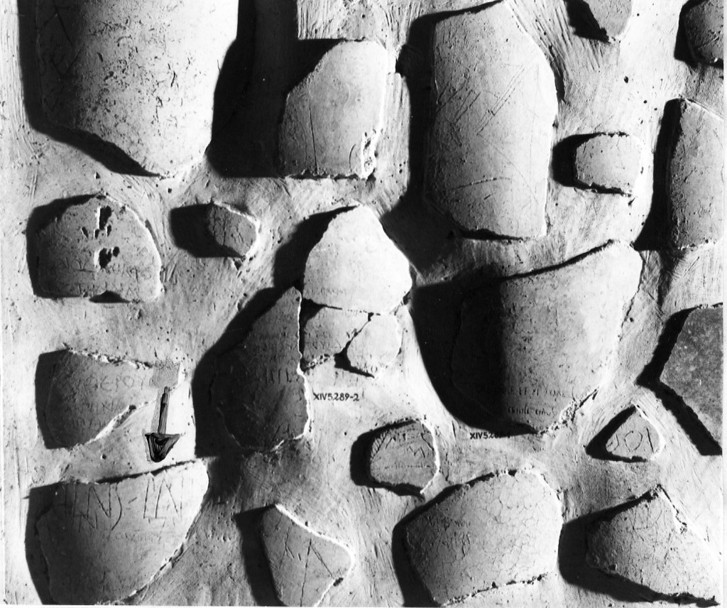 rivestimento parietale con graffito (secc. I d.C.-II d.C)