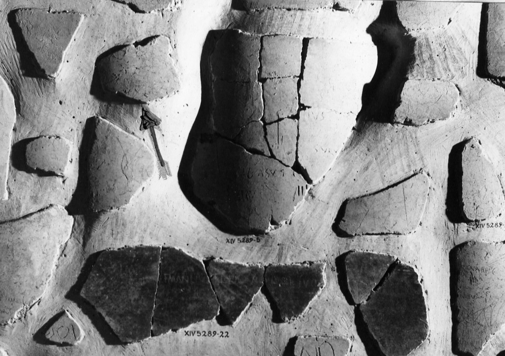 rivestimento parietale con graffito (secc. I d.C.-II d.C)