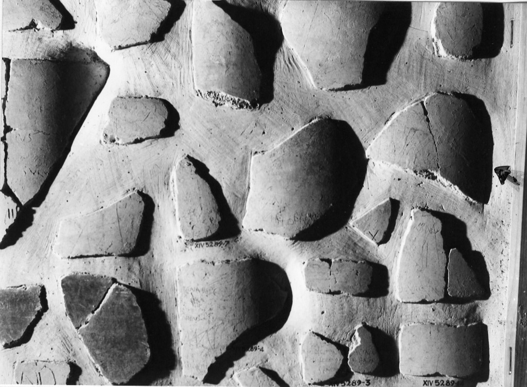 rivestimento parietale con graffito (secc. I d.C.-II d.C)