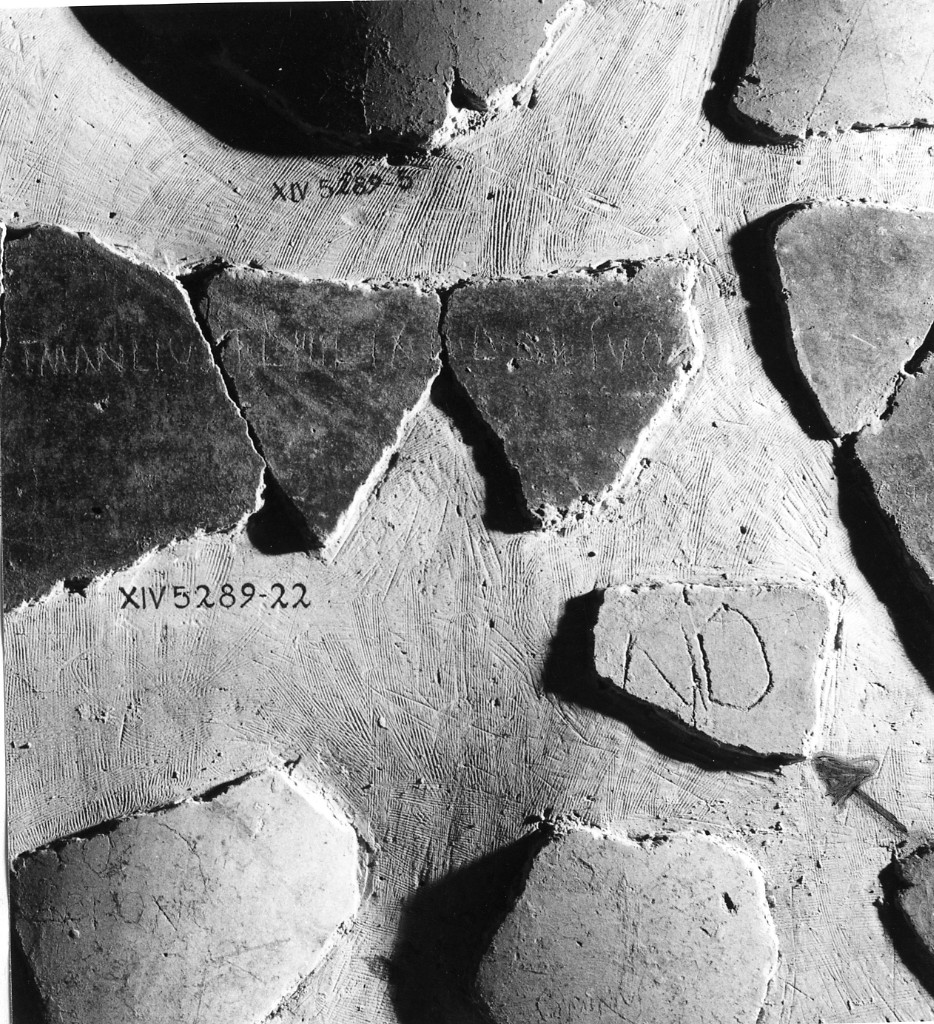 rivestimento parietale con graffito (secc. I d.C.-II d.C)