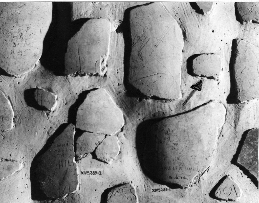 rivestimento parietale con graffito (secc. I d.C.-II d.C)