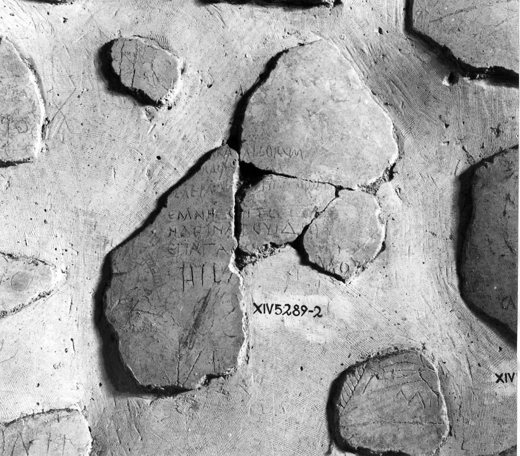 rivestimento parietale con graffito (metà/ fine secc. I a.C.-I d.C)