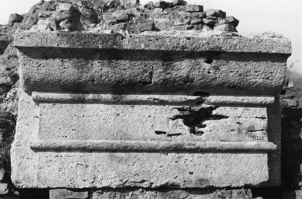 capitello di lesena (terzo quarto sec. II d.C)