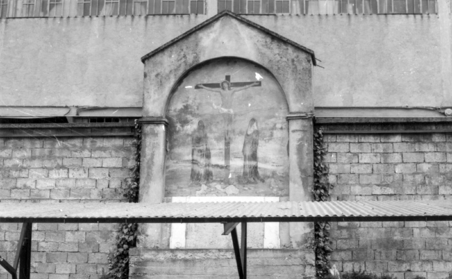 Crocifissione di Cristo (edicola votiva) di Bettoni, Michele (sec. XX)