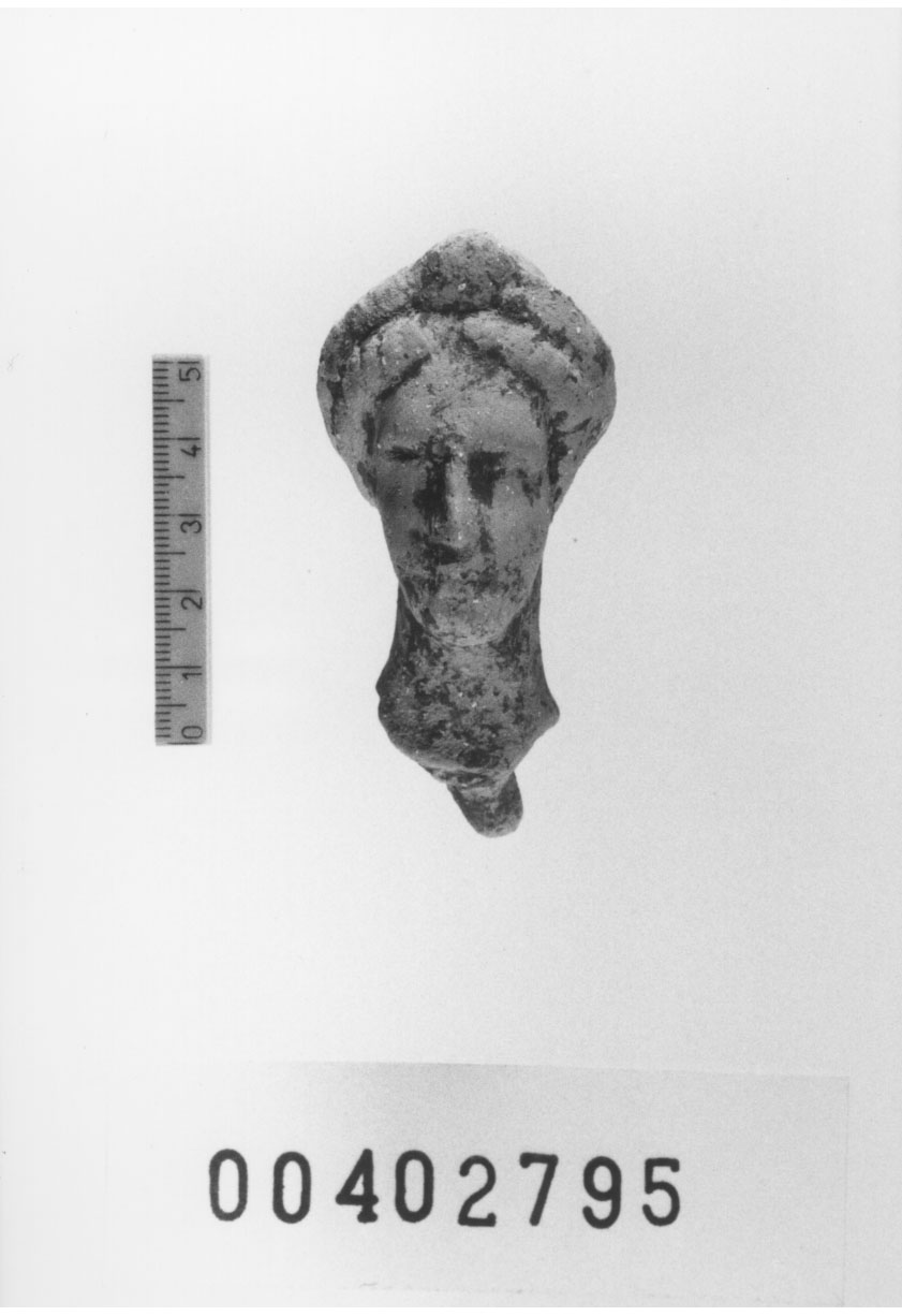 Figura femminile con alta pettinatura (Testa di statuetta) (III a.C, II a.C)