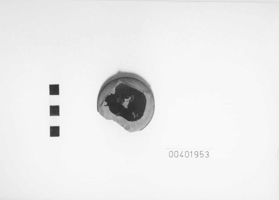 piatto/ piede, Morel 321 b - Atelier des Petites Estampilles (fine/ metà IV-III a.C)