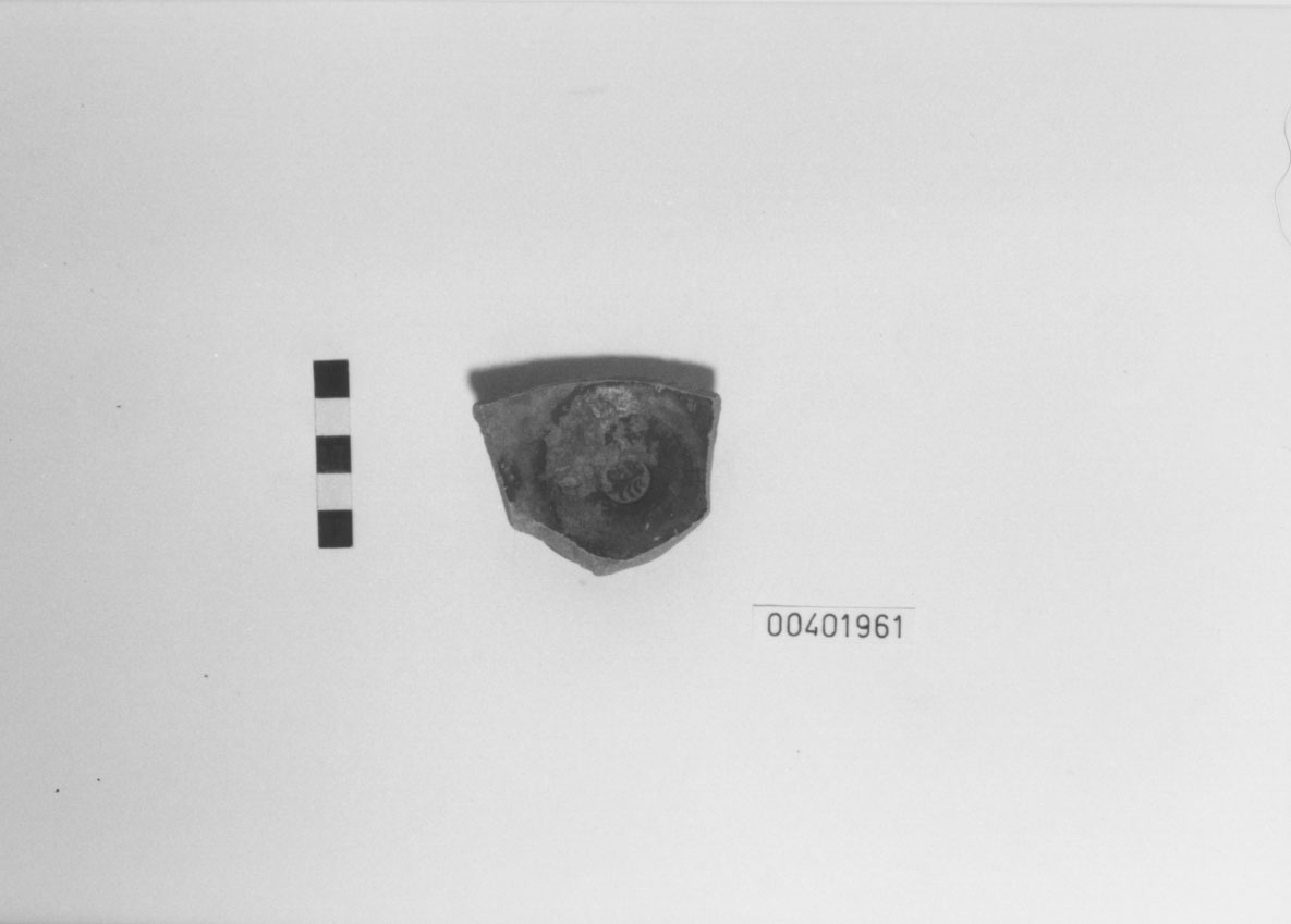 piatto/ fondo, Morel 313 a - Atelier des Petites Estampilles (fine/ metà IV-III a.C)