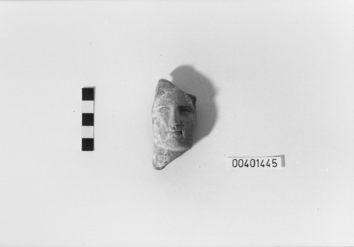 Figura femminile (Testa votiva/ frammento) (IV a.C, III a.C)
