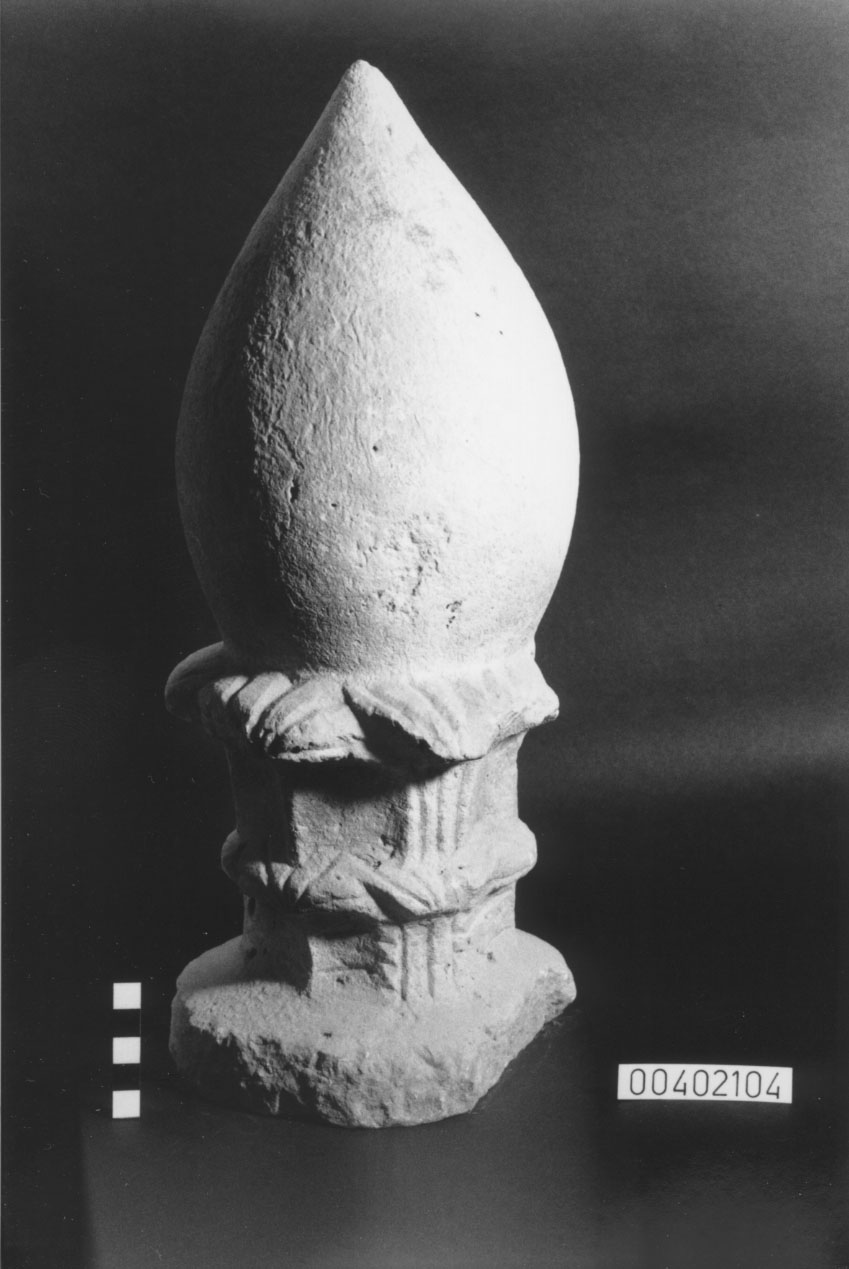 Cippo funerario a pigna (I a.C)