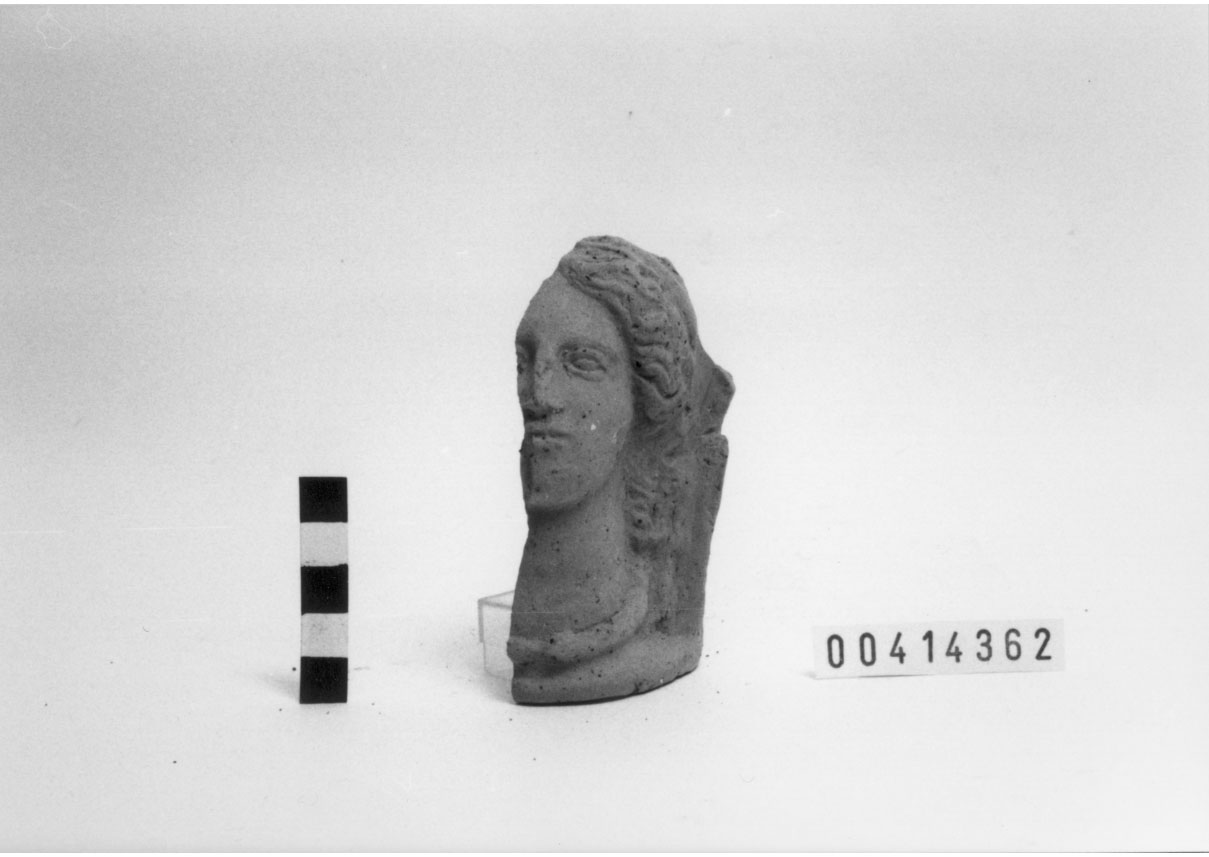 Figura femminile velata (Testa votiva/ frammento) (II a.C)
