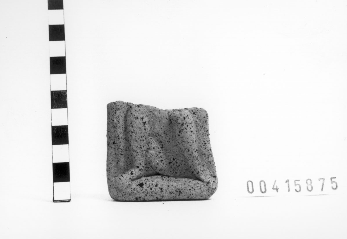 Figura maschile con cane (Statuetta votiva/ frammento) (III a.C, II a.C)