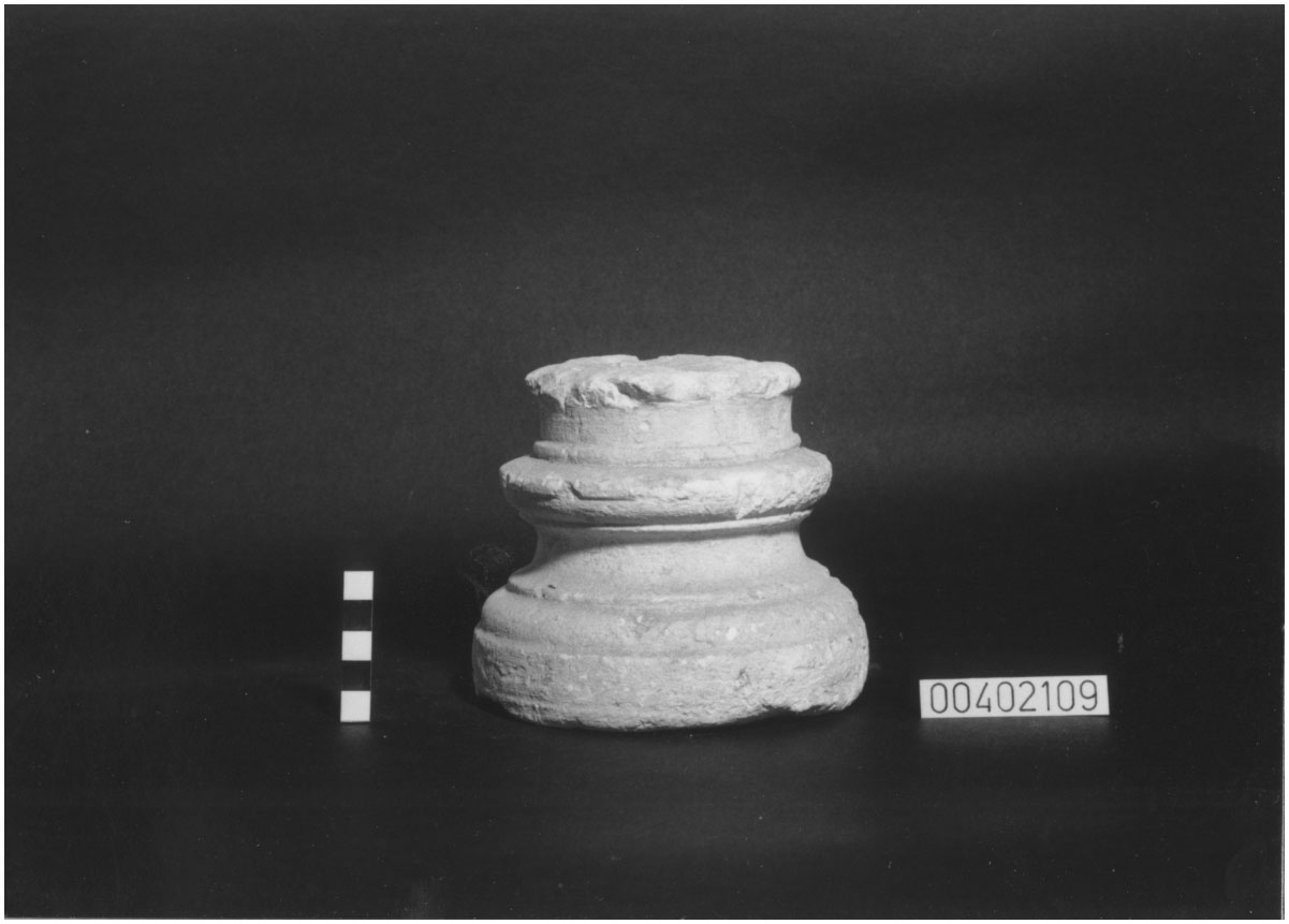 Cippo funerario a pigna/ frammento (III a.C, II a.C)