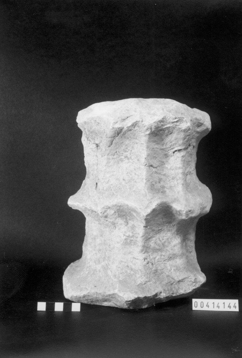 Sostegno di cippo funerario (III a.C, II a.C)