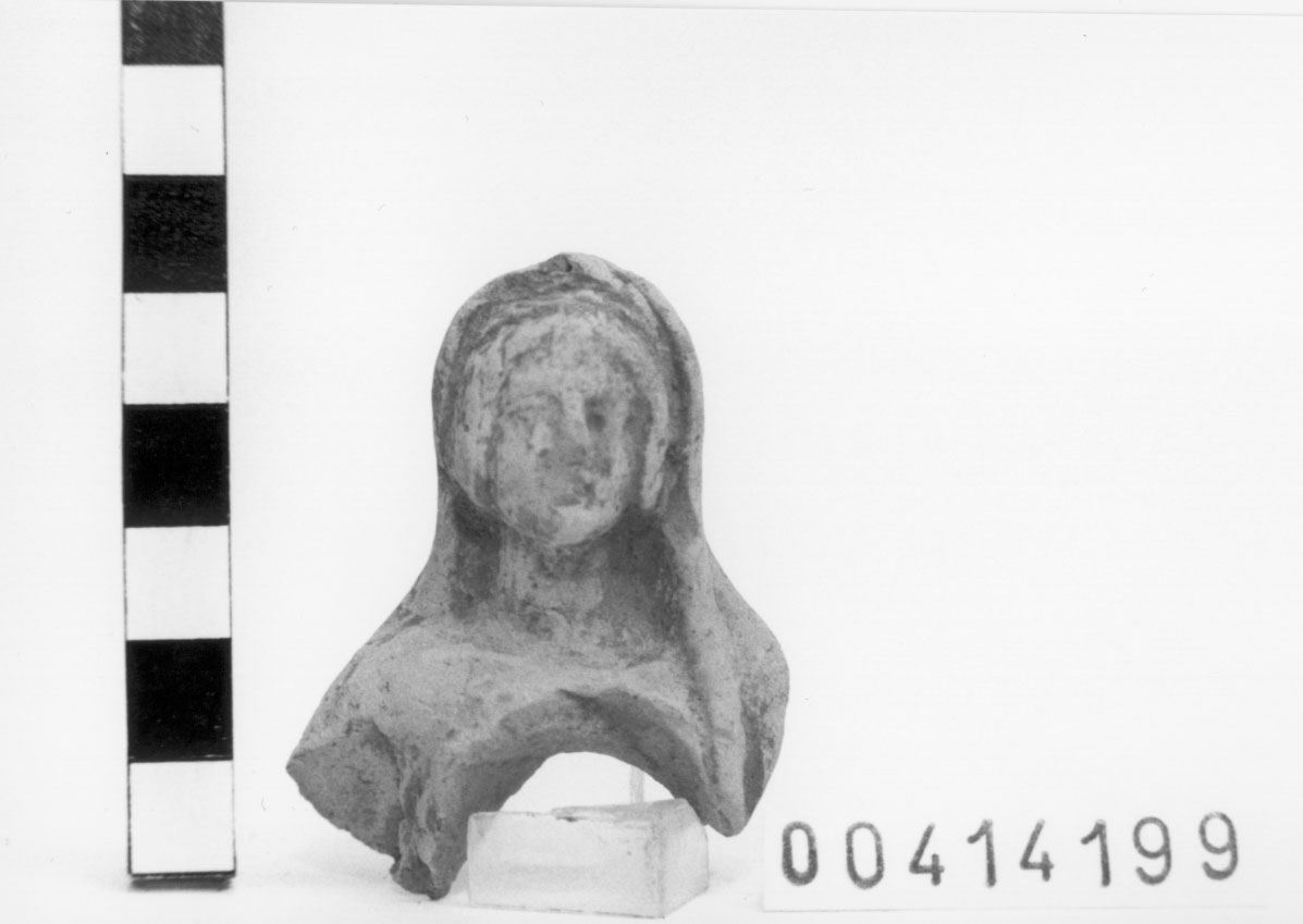 Figura femminile velata (Statuetta votiva/ frammento) (II a.C)