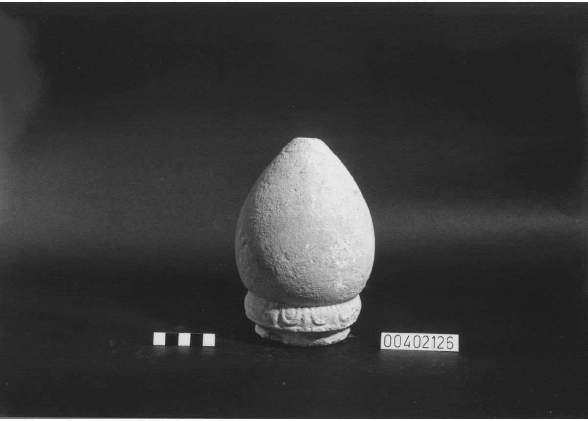 Cippo funerario a pigna/ frammento (II a.C)
