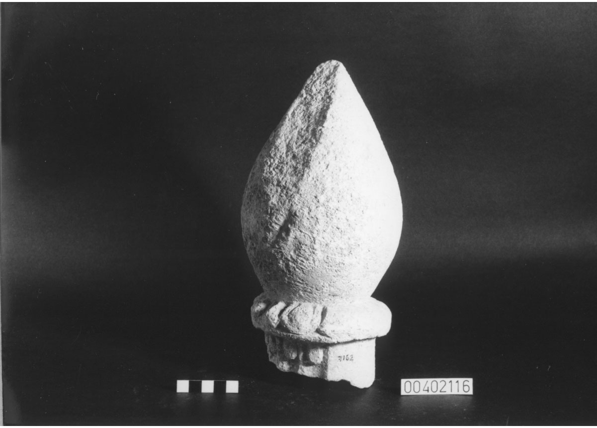 Cippo funerario a pigna (II a.C)