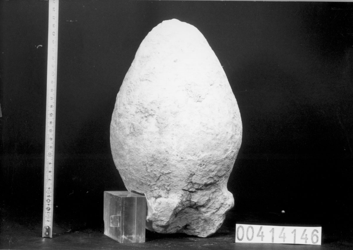 Cippo funerario a pigna/ frammento (III a.C, II a.C)