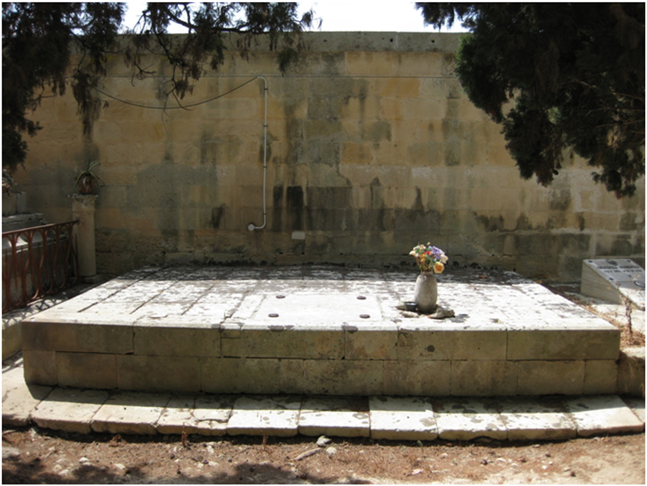 Leone Giuseppe (tomba, tomba pavimentale a fossa) - Lecce (LE) 