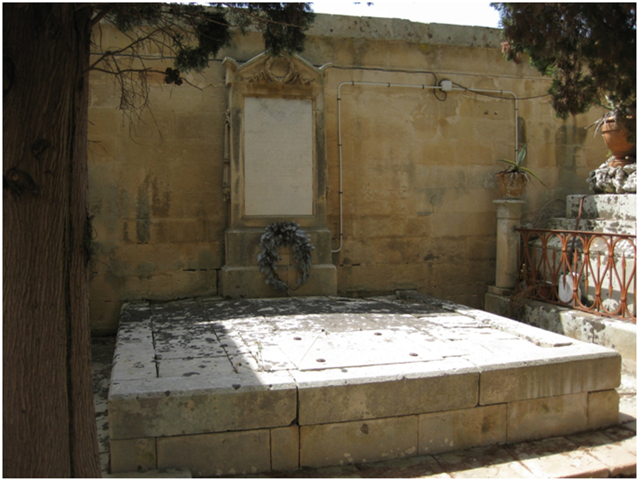 Teresa De Simone e Giovanni Fiorese (tomba, tomba pavimentale a fossa) - Lecce (LE) 