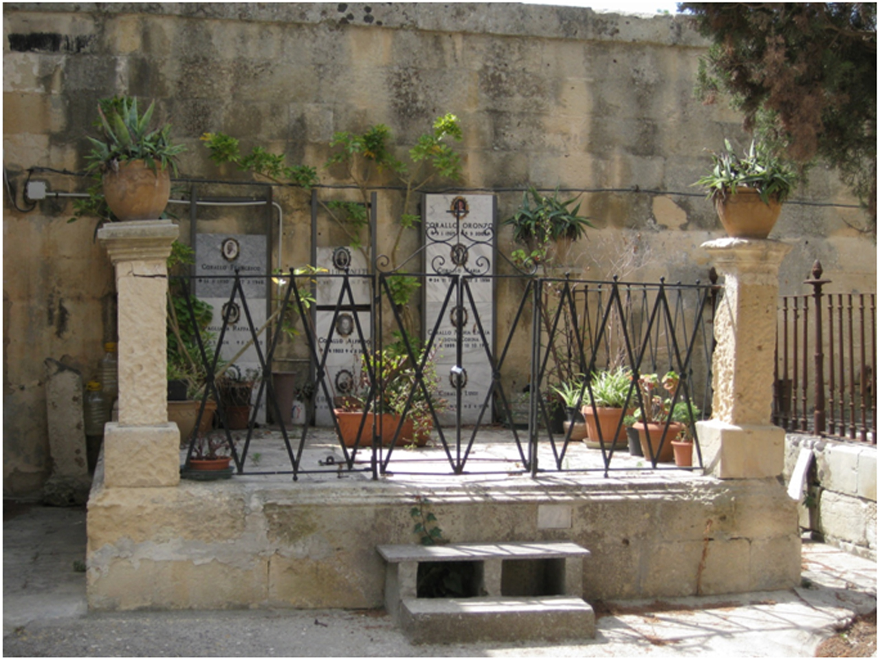 Famiglia Corallo (tomba, tomba pavimentale a fossa) - Lecce (LE) 