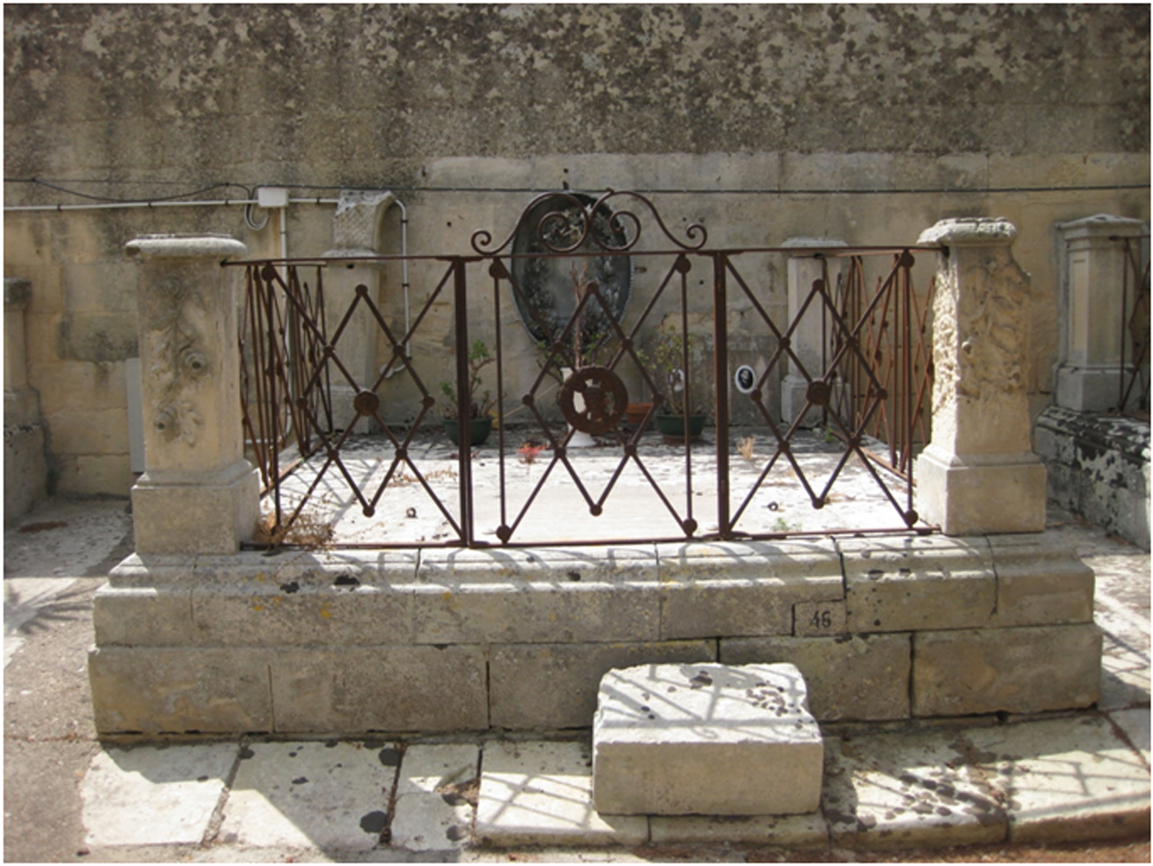 Orlando Castellano Visaggi (tomba, tomba pavimentale a fossa) - Lecce (LE) 