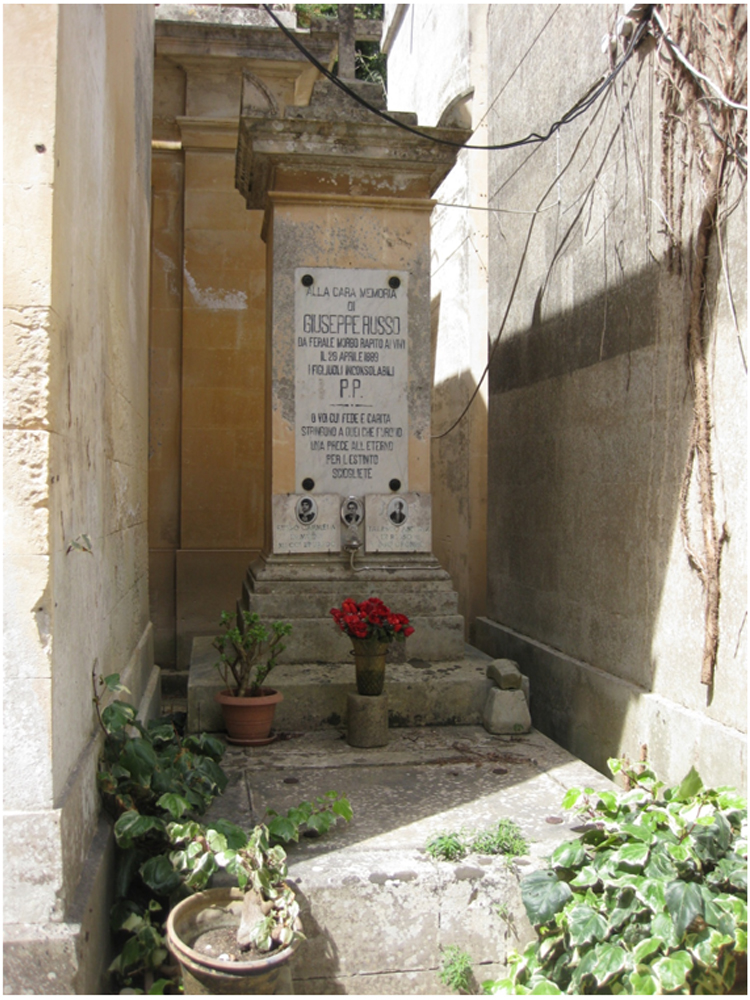 Giuseppe Russo (tomba, tomba pavimentale a fossa con cippo funebre) - Lecce (LE) 