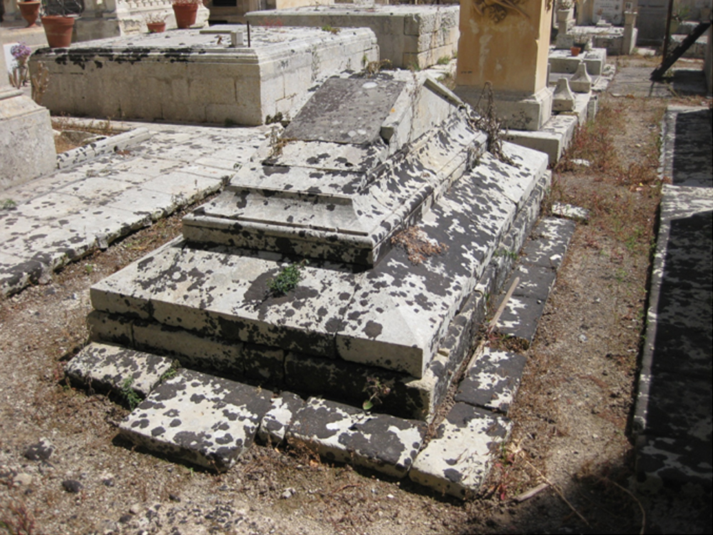 Teresa Santacroce (tomba, tomba pavimentale a fossa) - Lecce (LE) 