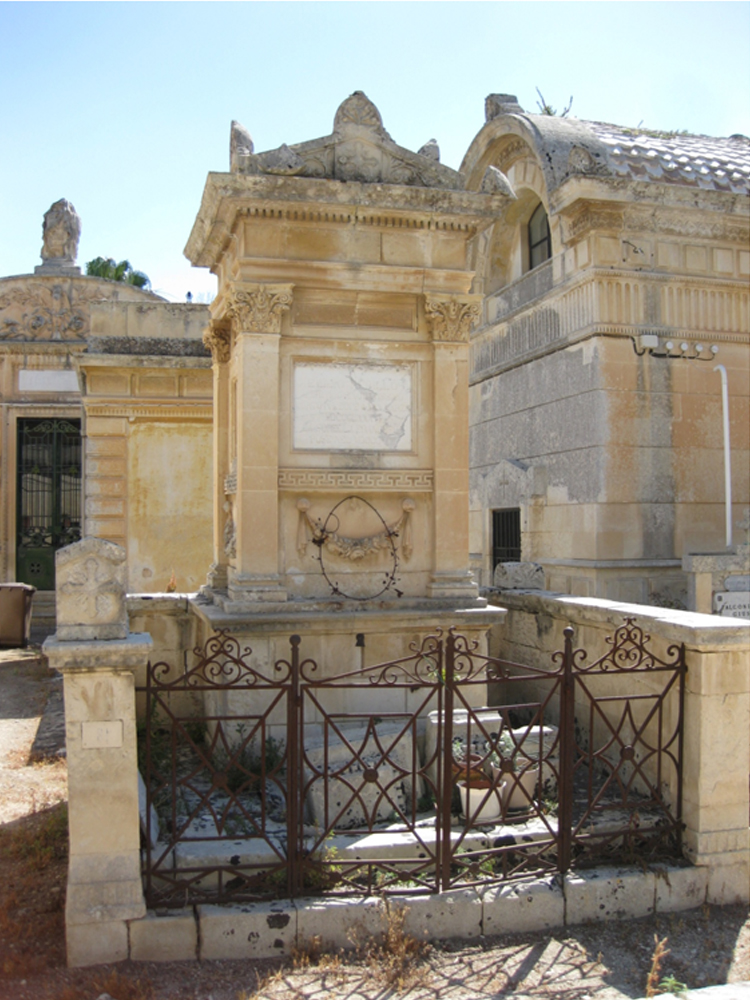 Fratelli Misurale (tomba, tomba pavimentale a fossa con cippo funebre) - Lecce (LE) 