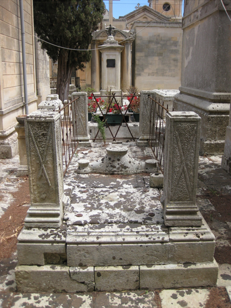 Carmela Oro (tomba, tomba pavimentale a fossa) - Lecce (LE) 