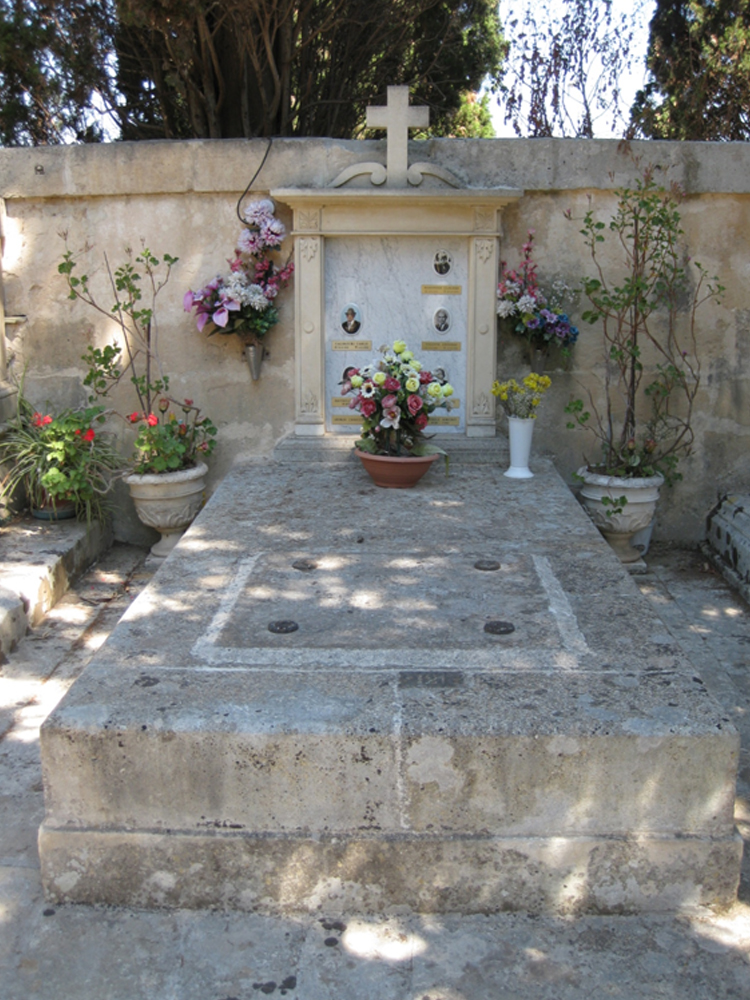 Famiglie Calogiuri e Valente (tomba, tomba pavimentale a fossa) - Lecce (LE) 