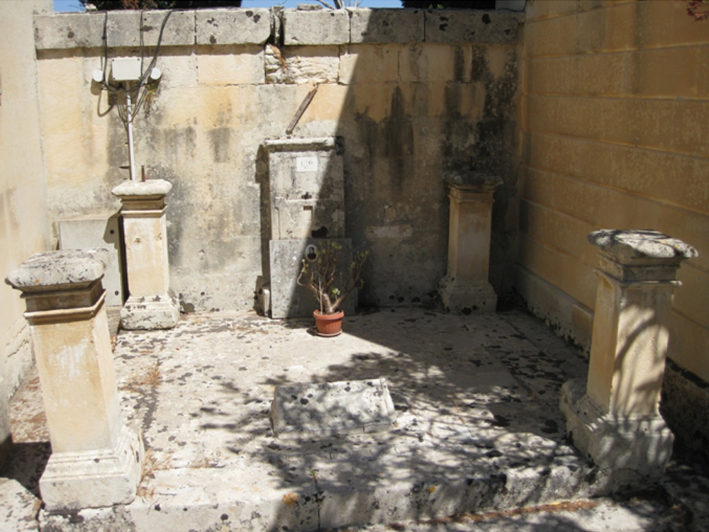 Oronzo Petruzzi (tomba, tomba pavimentale a fossa) - Lecce (LE) 