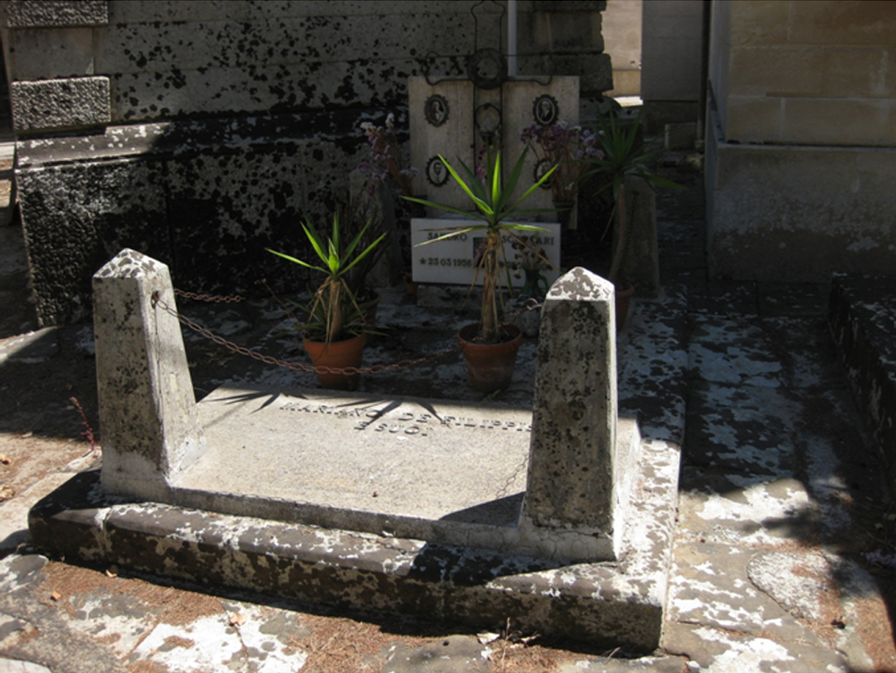 Famiglie De Filippi e Scordari (tomba, tomba pavimentale a fossa) - Lecce (LE) 