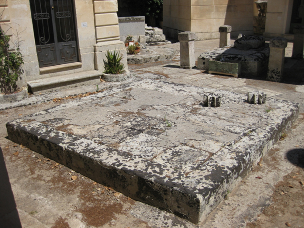 Luigi D'Agostino (tomba, tomba pavimentale a fossa) - Lecce (LE) 