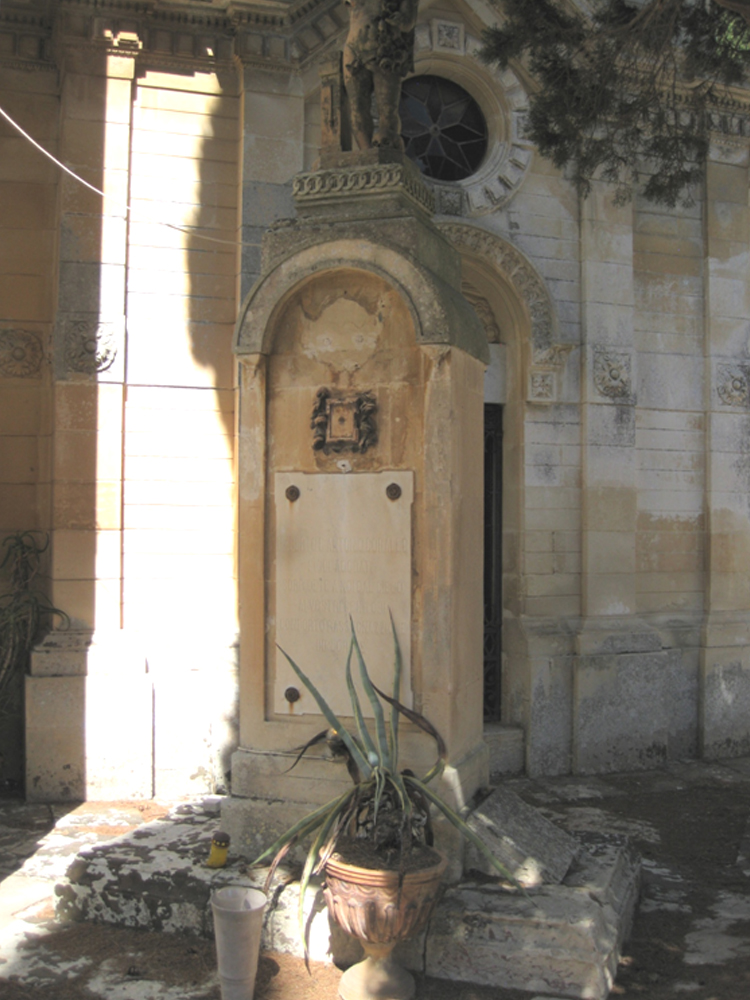 Umberto e Antonio Corallo (tomba, tomba pavimentale a fossa con monumento) - Lecce (LE) 