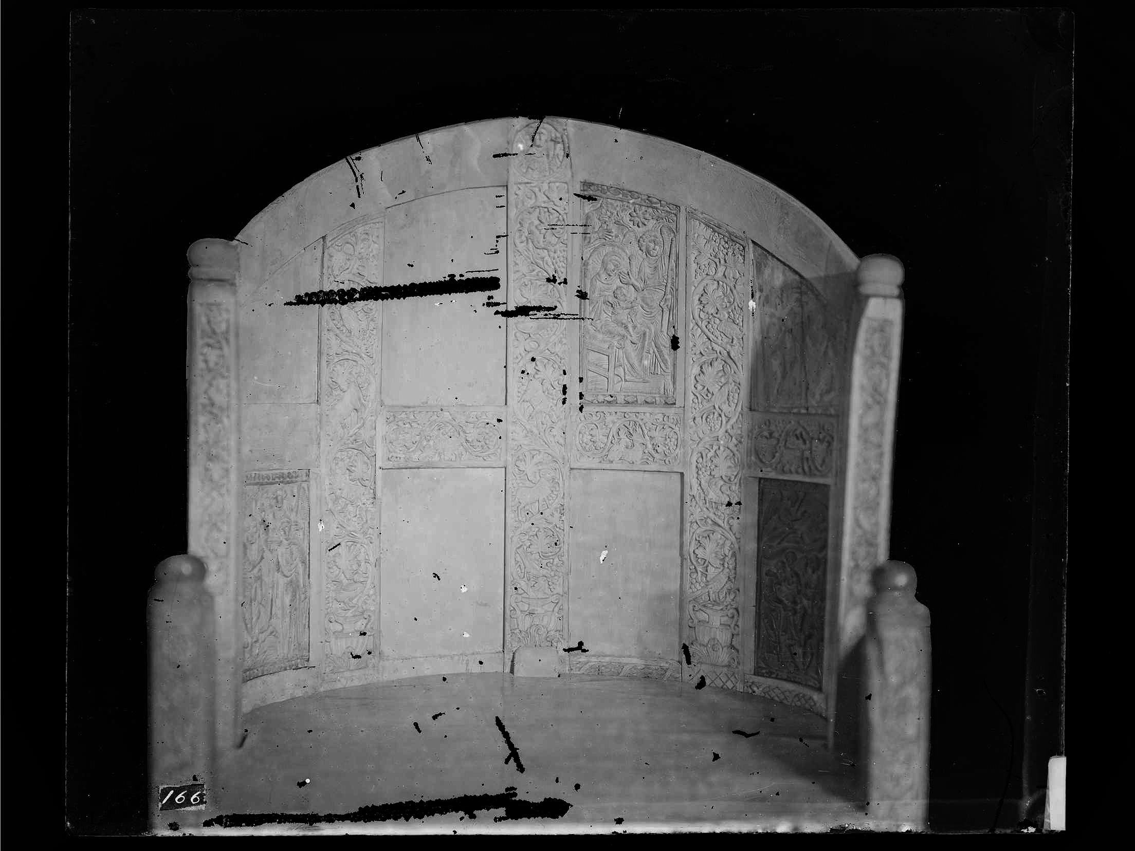 Scultura - Trono eburneo - Schienale - Spalliera - Vita e miracoli di Cristo - Clipeo - Redentore (negativo) di Ricci, Luigi - manifattura costantinopolitana (XIX)