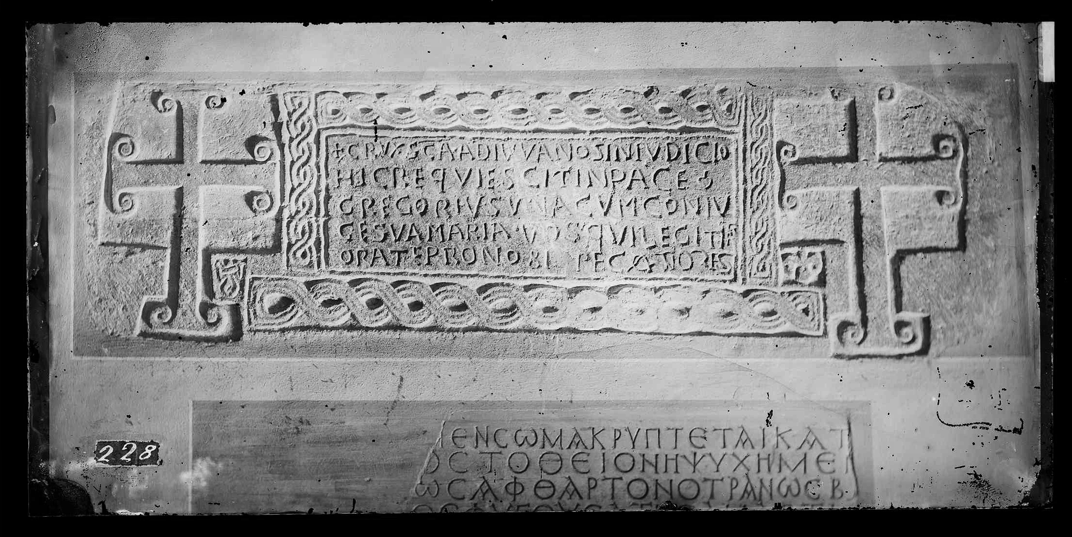 Scultura - Monumenti sepolcrali - Sarcofago tripartito - Fronte - Iscrizione - Cornice con trecce a maglie - Croci con riccioli (negativo) di Ricci, Luigi (XIX)