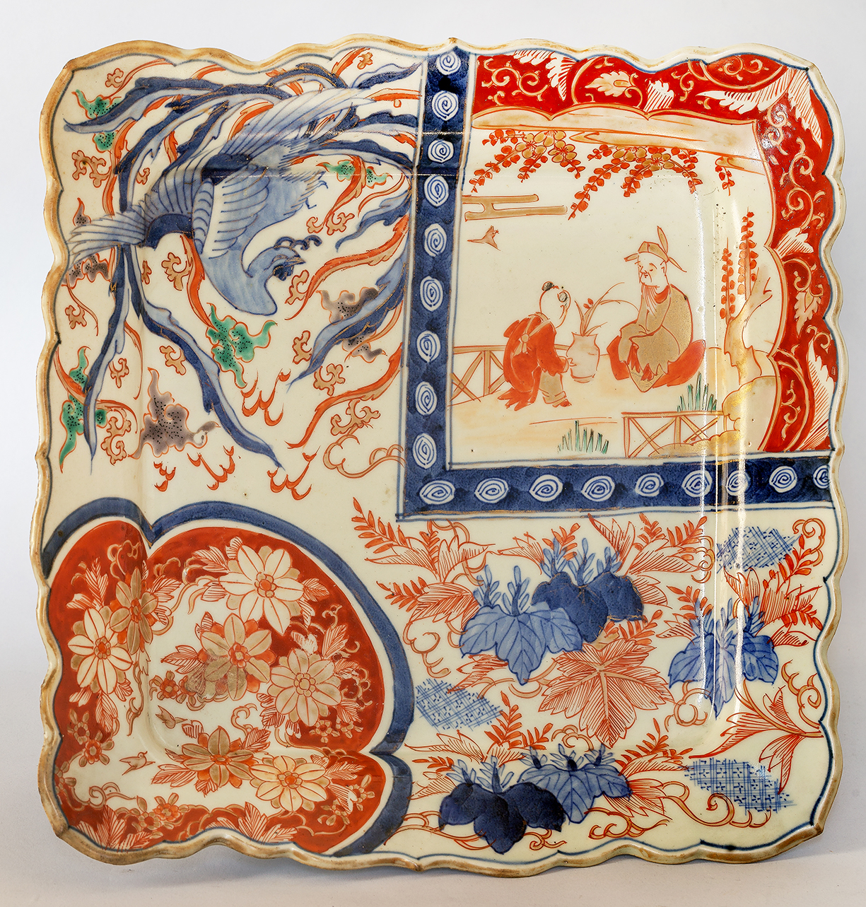 scena di vita orientale/ motivi decorativi vegetali e animali (piatto, opera isolata) - ambito giapponese (metà/ inizio secc. XIX-XX)